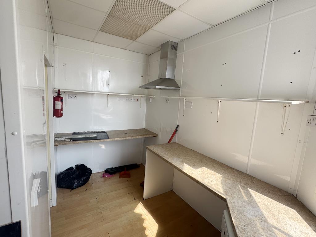 Lot: 22 - PROMINENT TOWN CENTRE VACANT COMMERCIAL UNIT - Kitchen area with extractor hood